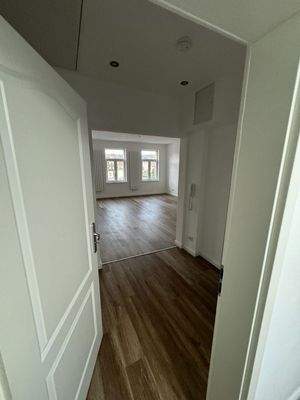 Blick durch Eingangstür