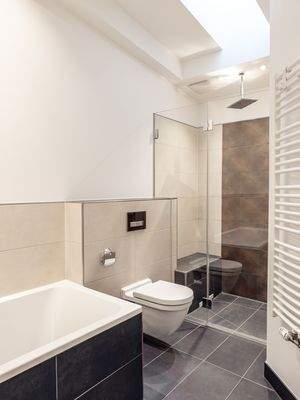 Regendusche und Badewanne.