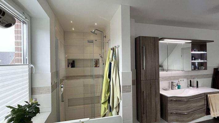 Dusche im Badezimmer