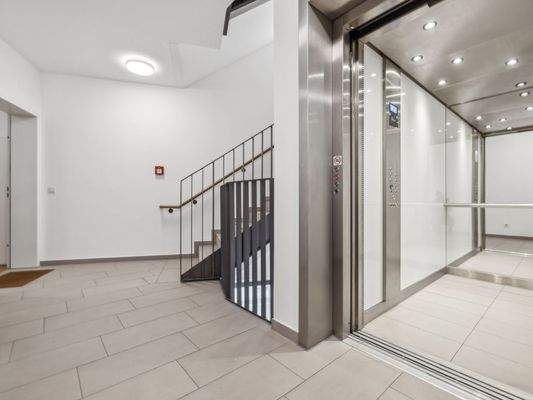 Hausflur mit Aufzug