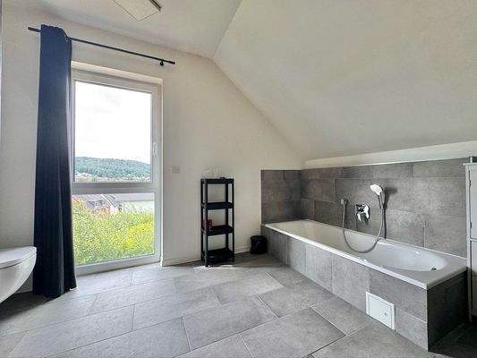 Tageslichtbad mit Wanne und Dusche (DG)