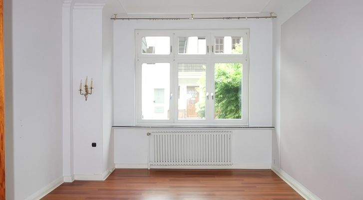 Lichtdurchflutetes Zimmer.