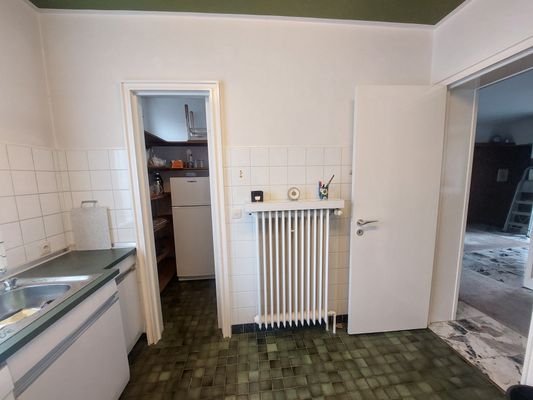 Küche mit Blick zum Vorratsraum und in die Diele