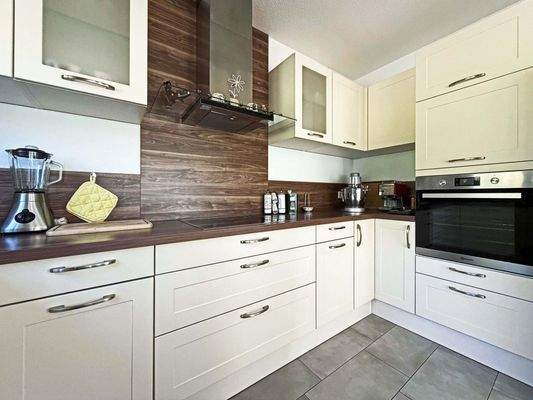 EG Küche: Durchdachte Küchenzeile mit Platz für Vorräte, Geräte und kreative Kochideen