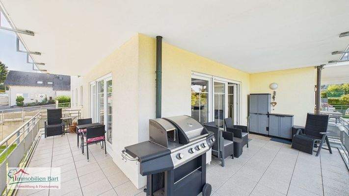 großer Balkon nach Südwesten