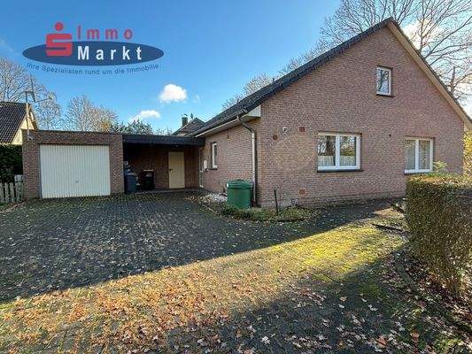 Garage mit Abstellraum und Pkw-Stellplätze davor