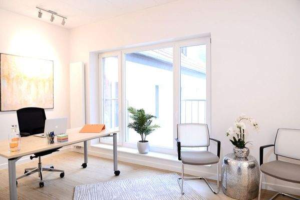Lichtdurchflutetes Private Office – möbliert