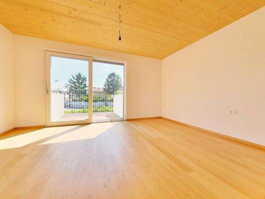 1.OG: geräumiges Schlafzimmer mit Balkon