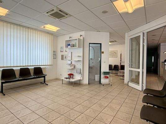 Wartezimmer 1+2 mit Kunden WC