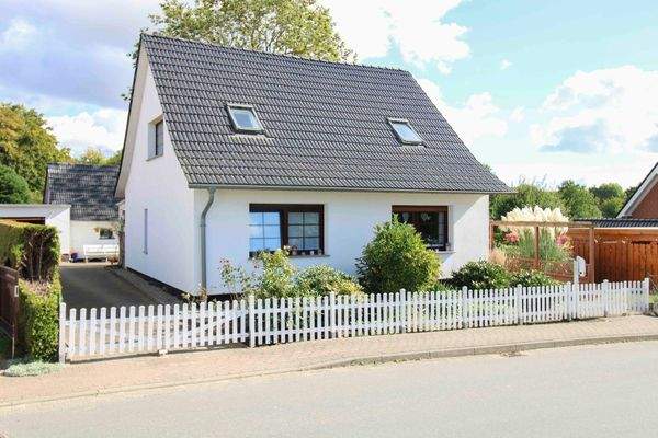 Hausansicht mit Einfahrt