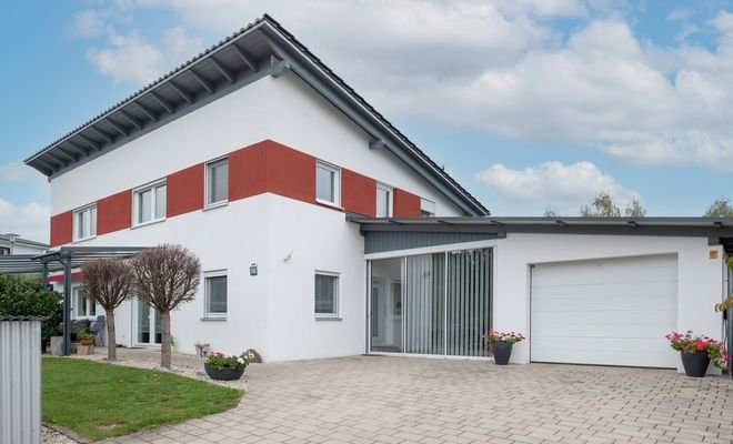 Ansicht Haus mit Garage und Wintergarten