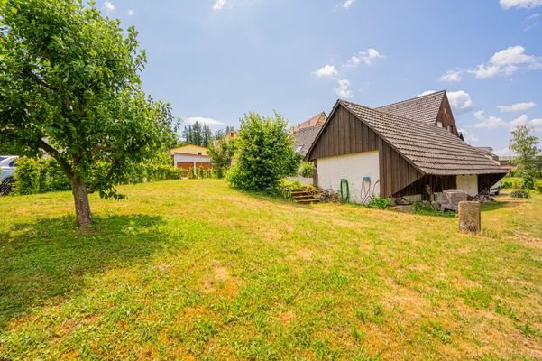 Großes Grundstück mit Obstbäumen