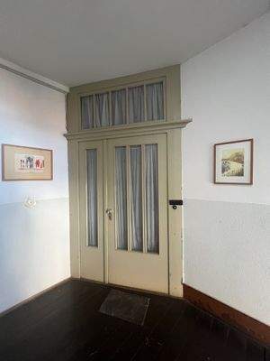 ...ins Mehrfamilienhaus.