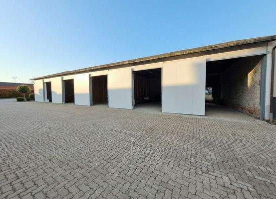 Hallen-Frontansicht von rechts, elektrische Rolltore geöffnet, #3633 , #3043