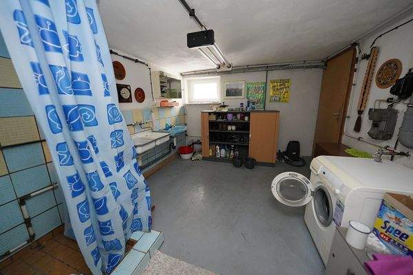 13 - Keller mit Waschküche und Dusche.JPG