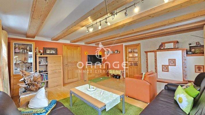 EG: Wohnzimmer mit Kachelofen