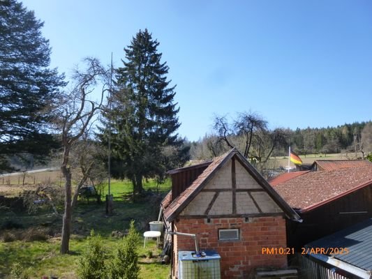 Großer  Garten mit Nebengebäude