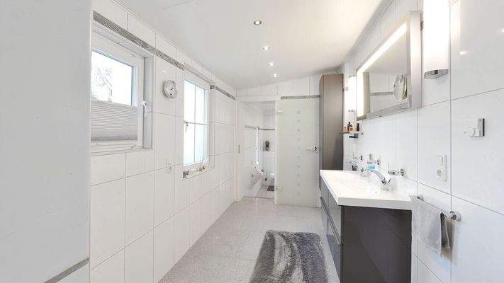 Badezimmer im Erdgeschoss