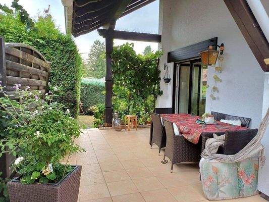 große, teilüberdachte Terrasse