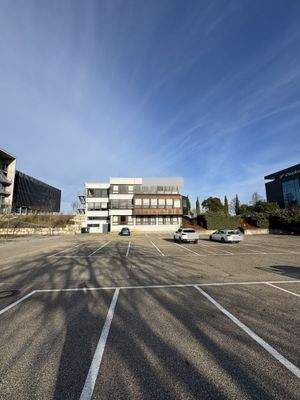 Gebäudeansicht + Parkplätze