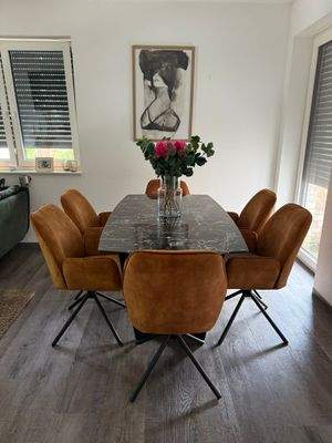 Essbereich mit Blumen