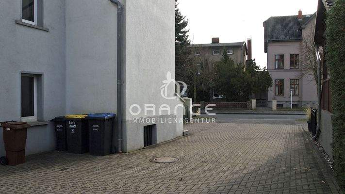 Hofzufahrt | Rückseite des Hauses mit Kellerzugang