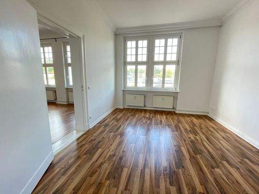 weiteres Zimmer mit Laminatboden