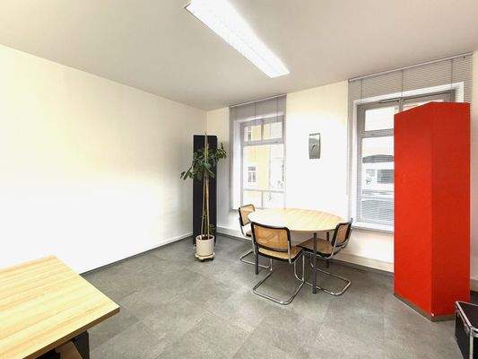 Büro 3 Besprechung m Fenstern