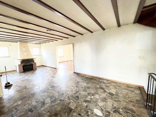 Flur im Erdgeschoss mit Kamin