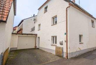 Außenansicht mit Garage und Einfahrt.jpg