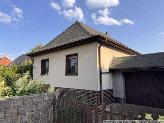 Hausansicht mit Garage