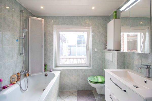 Badezimmer mit Badewanne