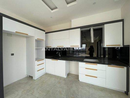 Apartments with Pool and Parking near the Beach in Alanya
