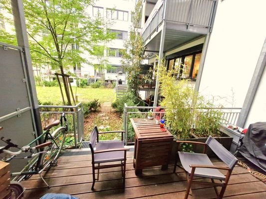 überdachter Balkon mit „Mini-Gärtchen“