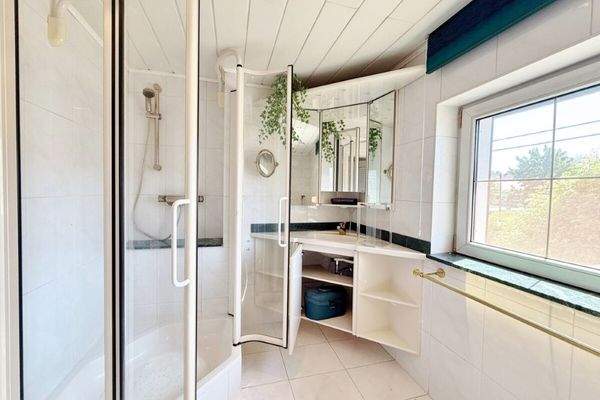 DG Badezimmer mit Dusche