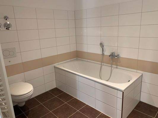 07. Bad mit Badewanne(1).jpg