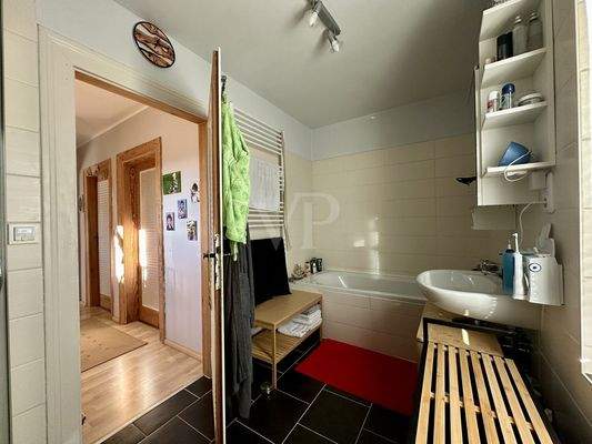 Badezimmer mit Dusche und Wanne