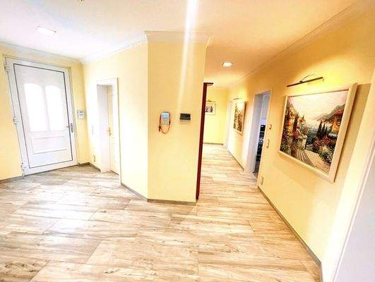 EG - Blick in Richtung Haustür & Flurbereich