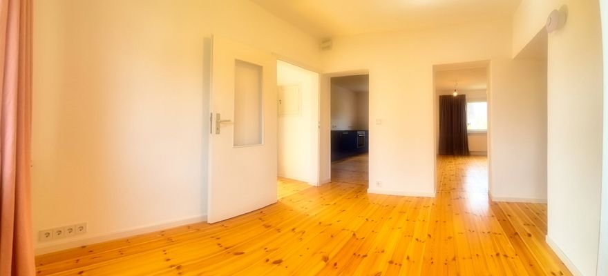 Diele EG mit Blick in Küche + WZ