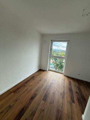 Leeres Zimmer mit Fenster