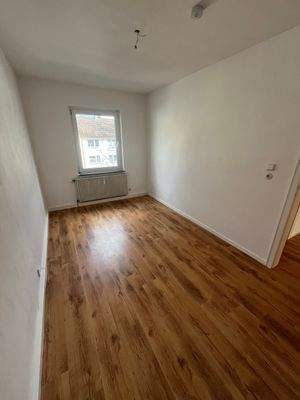 Leeres Zimmer mit Holzfußboden