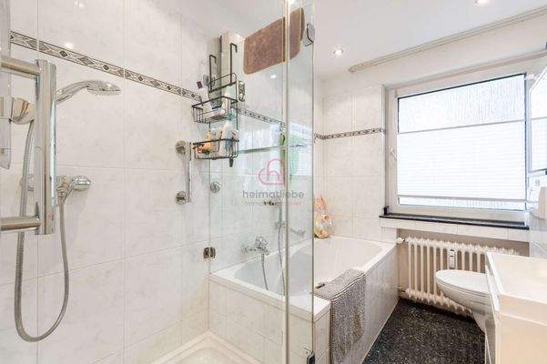 Bad mit Wanne und Dusch