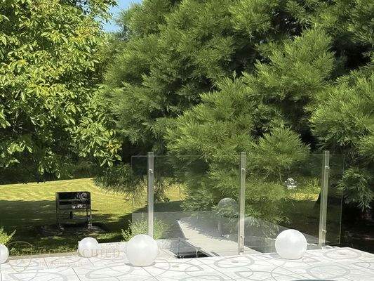 Terrassenbereich / Sitzbereich Geschützter Sitzbereich für entspannte und gesellige Stunden im Grünen