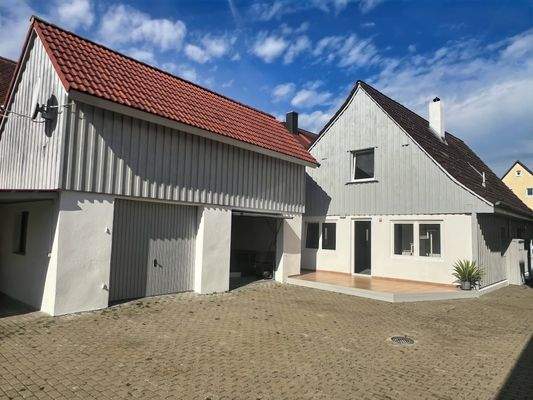 Nebengebäude und Terrasse