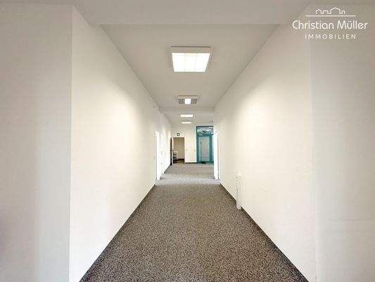 Offener Flur mit Zugängen zu den Büros