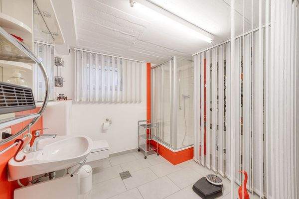 KG: Duschbad + Heizungsraum 