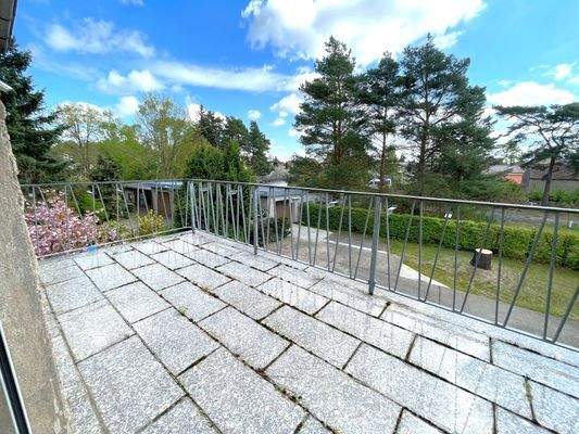 kleine Sonnen-Terrasse neben Schlafraum 2 (Osten)