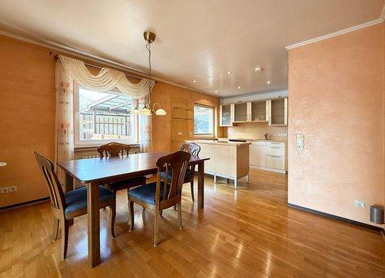 ... mit angrenzendem Essbereich