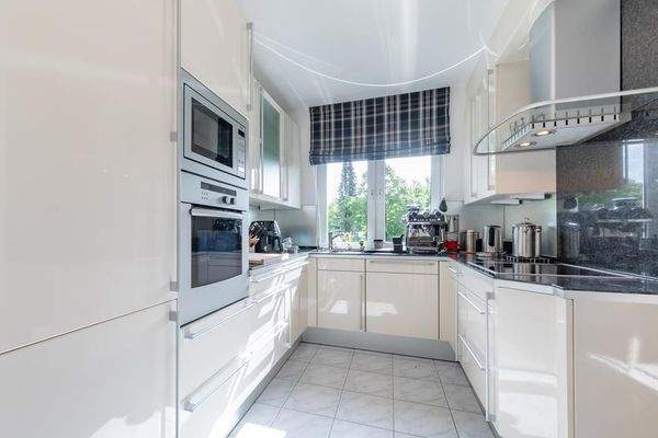 Modern gestaltete Küche