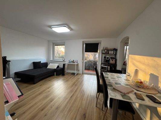 geräumiges Wohnzimmer